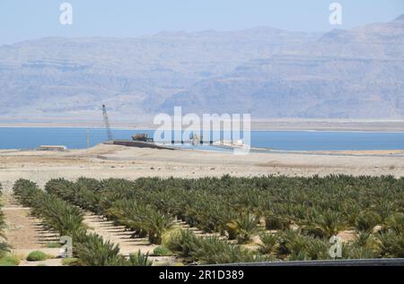 Abfallende Küste und gefährliche Löcher - ein Gedi Beach, Totes Meer in Israel Stockfoto