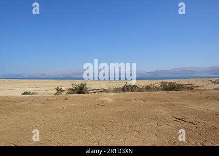 Abfallende Küste und gefährliche Löcher - ein Gedi Beach, Totes Meer in Israel Stockfoto