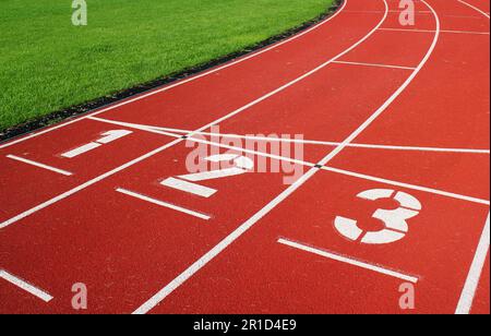 nummerierte Landebahn auf einer Leichtathletikbahn Stockfoto