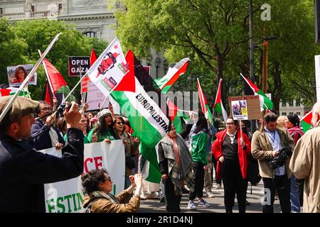 Paris, Frankreich. 13. Mai 2023 Menschen marschieren mit Schildern, die die Gerechtigkeit für Palästina verkünden, und anderen Slogans, Zentrum der Stadt, 1. Arrondissement, Place Chatelet. Marsch, um 75 Jahre Widerstand zu gedenken. Stockfoto