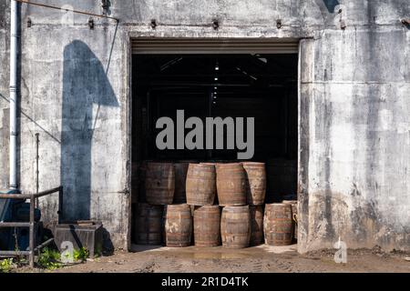 12. Mai 2023 Speyside Cooperage, Dufftown Road, Craigellachie, Moray, Schottland, AB38 9RS. Dies ist eine große Sammlung von Whisky und anderen Alkoholfässern. Stockfoto