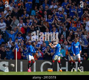 13. Mai 2023; Ibrox, Glasgow, Schottland: Schottischer Premiership Football, Rangers versus Celtic; Fashion Sakala of Rangers feiert mit James Tavernier von Rangers, nachdem er Joe Hart von Celtic umrundet hat, bevor er in der 70. Minute 3-0 Punkte auf die Rangers erzielt hat Stockfoto