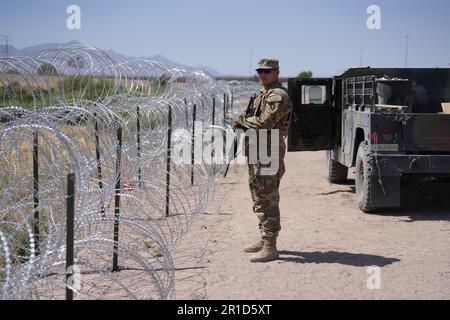 El Paso, Usa. 11. Mai 2023. Soldaten der Texas Army National Guard mit den Gouverneuren selbst ernannten Texas Tactical Border Force, auf Sicherheitseinheit während Operation Lone Star Task Force West, 11. Mai 2023 nahe El Paso, Texas. Die Angst vor einem Anstieg der Zahl der Migranten nach dem Auslaufen von Titel 42 kam nicht zum Tragen, da weniger Migranten die härteren Strafen nach den neuen Bestimmungen von Titel 8 riskierten. Kredit: Mark Otte/Texas National Guard/Alamy Live News Stockfoto