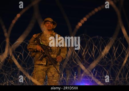 El Paso, Usa. 11. Mai 2023. Soldaten der Texas Army National Guard mit der selbst ernannten Texas Tactical Border Force der Gouverneure, die während der Operation Lone Star Task Force West am 11. Mai 2023 in der Nähe von El Paso, Texas, über Nacht Sicherheitsdienst haben. Die Angst vor einem Anstieg der Zahl der Migranten nach dem Auslaufen von Titel 42 kam nicht zum Tragen, da weniger Migranten die härteren Strafen nach den neuen Bestimmungen von Titel 8 riskierten. Kredit: Mark Otte/Texas National Guard/Alamy Live News Stockfoto