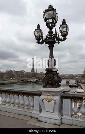 Eine Straßenlaterne auf der Brücke Pont Alexandre III über die seine Stockfoto