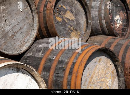 12. Mai 2023 Speyside Cooperage, Dufftown Road, Craigellachie, Moray, Schottland, AB38 9RS. Dies ist eine große Sammlung von Whisky und anderen Alkoholfässern. Stockfoto