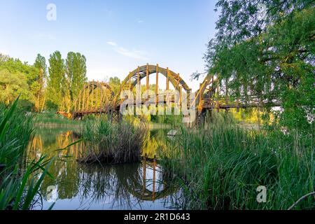 Holzbrücke Kanyavari als Symbol des kleinen Balaton-Sees Kis-Balaton in Ungarn. Stockfoto