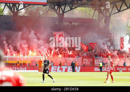 Berlin, Deutschland. 13. Mai 2023. Freiburgs-Fans, die am 13. Mai 2023 im Stadion an der alten Forsterei in Berlin rauchen. Während des Spiels zwischen 1 Uhr. FC Union Berlin gegen SC Freiburg, Runde 32, Bundesliga. ( Kredit: Iñaki Esnaola/Alamy Live News Stockfoto