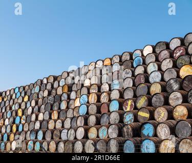 12. Mai 2023 Speyside Cooperage, Dufftown Road, Craigellachie, Moray, Schottland, AB38 9RS. Dies ist eine große Sammlung von Whisky und anderen Alkoholfässern. Stockfoto