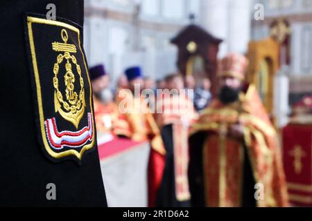 Sebastopol, Russland. 13. Mai 2023. BILD BEREITGESTELLT VON DER STAATLICH KONTROLLIERTEN RUSSISCHEN AGENTUR TASS/ ABACAPRESS.COM RUSSLAND, SEWASTOPOL - 13. MAI 2023: Ein Thanksgiving-Gottesdienst im Rahmen der Feierlichkeiten zum 240. Jahrestag der Gründung der russischen Schwarzmeerflotte, einschließlich einer Blumenzeremonie an den Gräbern der russischen Admirale Michail Lazarev, Pawel Nakhimov, Wladimir Kornilov und Vladimir Istomin in der St.-Vladimir-Kathedrale. Sergei Malgavko/TASS/ ABACAPRESS.COM Kredit: Abaca Press/Alamy Live News Stockfoto