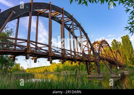 Holzbrücke Kanyavari als Symbol des kleinen Balaton-Sees Kis-Balaton in Ungarn. Stockfoto