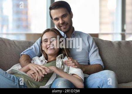 Fröhliches, glückliches, attraktives, junger Mann und Frau, Heimporträt Stockfoto