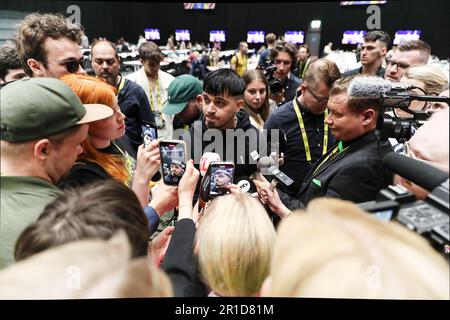 13. Mai 2023, Liverpool, Vereinigtes Königreich: Finnlands Â Kaarija fcaes the media at theÂ Eurovision Song Contest 2023 (Kreditbild: © Andy von Pip/ZUMA Press Wire) NUR REDAKTIONELLE VERWENDUNG! Nicht für den kommerziellen GEBRAUCH! Stockfoto