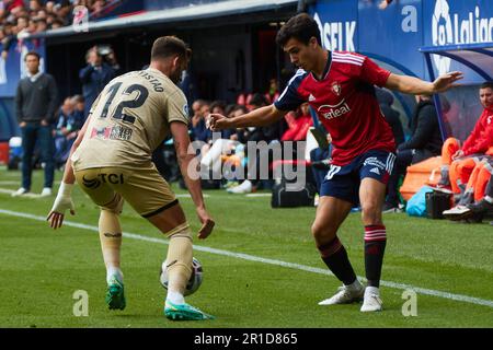 Pamplona, Spanien. 13. Mai 2023 Sport. Football/Soccer.L Baptistao (12. UD Almeria) und Manu Sanchez (20. CA Osasuna) während des Fußballspiels von La Liga Santander zwischen CA Osasuna und UD Almeria, gespielt im El Sadar Stadion in Pamplona (Spanien) am 13. Mai 2023. Kredit: Inigo Alzugaray/Alamy Live News Stockfoto