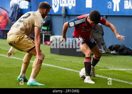 Pamplona, Spanien. 13. Mai 2023 Sport. Football/Soccer.L Baptistao (12. UD Almeria) und Manu Sanchez (20. CA Osasuna) während des Fußballspiels von La Liga Santander zwischen CA Osasuna und UD Almeria, gespielt im El Sadar Stadion in Pamplona (Spanien) am 13. Mai 2023. Kredit: Inigo Alzugaray/Alamy Live News Stockfoto