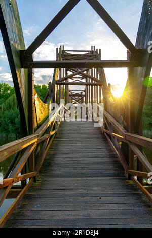 Holzbrücke Kanyavari als Symbol des kleinen Balaton-Sees Kis-Balaton in Ungarn. Stockfoto