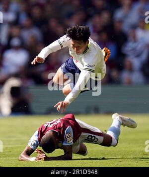 Tottenham Hotspur's Son Heung-min geht unter der Herausforderung von Aston Villa's Ashley Young während des Premier League-Spiels im Villa Park, Birmingham. Foto: Samstag, 13. Mai 2023. Stockfoto