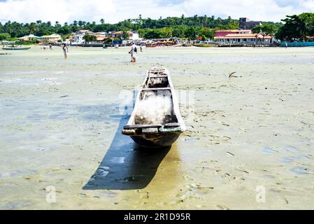 Salvador, Bahia, Brasilien - 15. Mai 2022: Blick auf Itapema Beach an einem sonnigen Tag. Stadt Santo Amaro in Bahia. Stockfoto