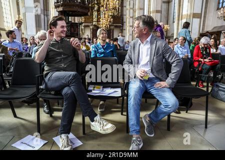 ZWOLLE - Laurens Dassen (Vorsitzender der Volt-Gruppe des Repräsentantenhauses) (l) während des Volt-Parteikongresses. ANP VINCENT JANNINK niederlande raus - belgien raus Stockfoto