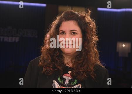 Köln, Deutschland. 12. Mai 2023. Autorin Jasmin Schreiber als Gast der WDR-Talkshow "Kölner Treff". Kredit: Horst Galuschka/dpa/Alamy Live News Stockfoto