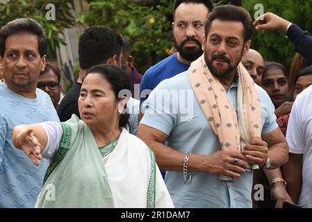 Kalkutta, Indien. 13. Mai 2023. Der Bollywood-Superstar Salman Khan trifft am 13. Mai 2023 die westbengalische Staatschefin Mamata Banerjee in den Kalight-Residenzen in Kalkkata. Vor der Live-Show von Salman Khan's Da-Bangg Tour in Kalkutta beginnen die Tickets für die Veranstaltung bei RS 699 und reichen bis zu 3 Seen. (Foto von Debajyoti Chakraborty/NurPhoto)0 Kredit: NurPhoto SRL/Alamy Live News Stockfoto