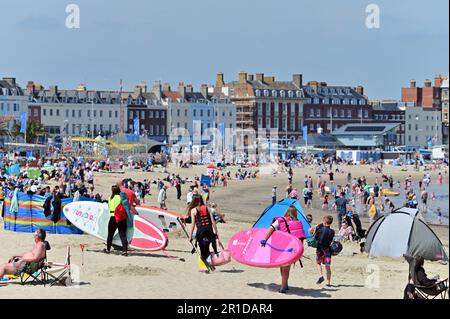 Weymouth, Großbritannien. 13. Mai 2023. An einem sehr heißen Nachmittag war der Strand von Weymouth voller Leute, die den ersten Tag wundervollen Wetters genossen. Bildnachweis: Robert Timoney/Alamy Live News Stockfoto