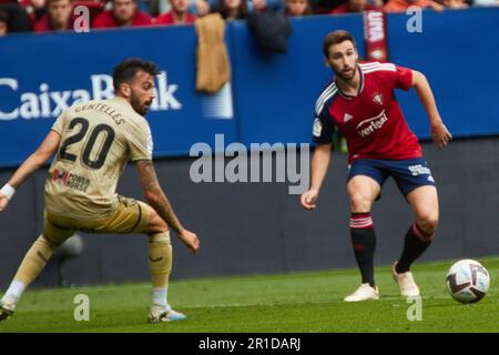 Pamplona, Spanien. 13. Mai 2023 Sport. Football/Soccer.Centelles (20. UD Almeria) und Jon Moncayola (7. CA Osasuna) während des Fußballspiels La Liga Santander zwischen CA Osasuna und UD Almeria, gespielt im El Sadar Stadion in Pamplona (Spanien) am 13. Mai 2023. Kredit: Inigo Alzugaray/Alamy Live News Stockfoto