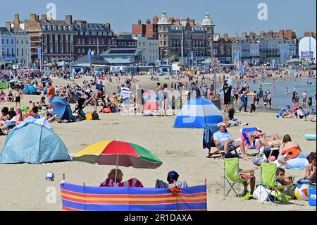 Weymouth, Großbritannien. 13. Mai 2023. An einem sehr heißen Nachmittag war der Strand von Weymouth voller Leute, die den ersten Tag wundervollen Wetters genossen. Bildnachweis: Robert Timoney/Alamy Live News Stockfoto