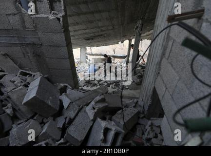 Gaza, Palästina. 12. Mai 2023. Blick auf die palästinensischen Gebäude, die von einem israelischen Luftangriff in Deir al-Balah im zentralen Gazastreifen getroffen wurden. (Kreditbild: © Yousef Masoud/SOPA Images via ZUMA Press Wire) NUR REDAKTIONELLE VERWENDUNG! Nicht für den kommerziellen GEBRAUCH! Stockfoto