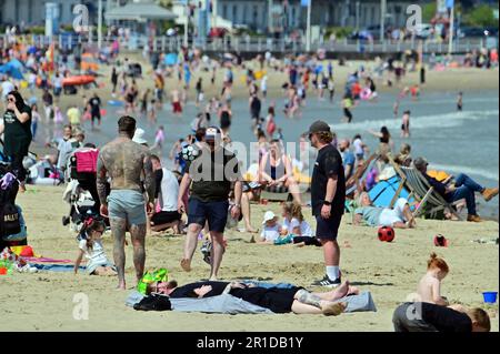 Weymouth, Großbritannien. 13. Mai 2023. An einem sehr heißen Nachmittag war der Strand von Weymouth voller Leute, die den ersten Tag wundervollen Wetters genossen. Bildnachweis: Robert Timoney/Alamy Live News Stockfoto