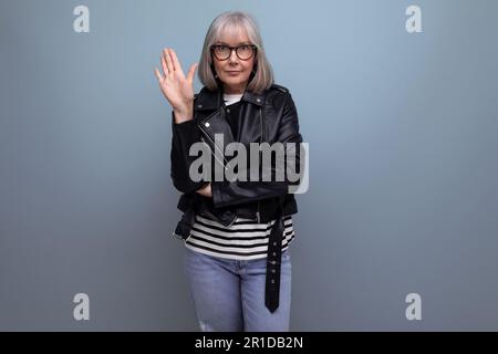 Informelle, grauhaarige Großmutter mittleren Alters in einer Schaukeljacke auf hellem Hintergrund mit Kopierbereich Stockfoto