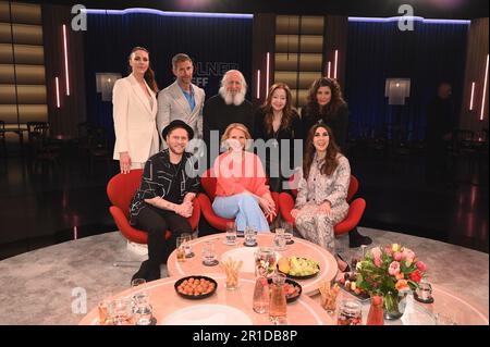 Köln, Deutschland. 12. Mai 2023. Die Gäste und Moderatoren der WDR-Talkshow "Kölner Treff": Esther Sedlaczek (l-r) Moderator Micky Beisenherz, Mönch Anselm Grün, Sänger Vicky Leandros, Schriftsteller Jasmin Schreiber, vor (l-r) Musiker Johannes Oerding, Moderator Susan Link und Unternehmer Williams. Kredit: Horst Galuschka/dpa/Alamy Live News Stockfoto