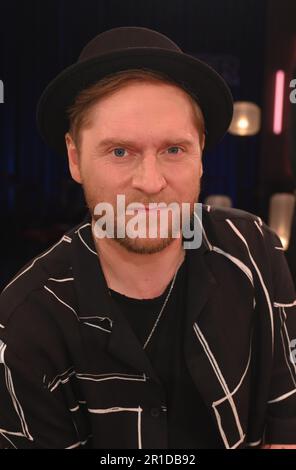 Köln, Deutschland. 12. Mai 2023. Musiker Johannes Oerding als Gast der WDR-Talkshow "Kölner Treff". Kredit: Horst Galuschka/dpa/Alamy Live News Stockfoto