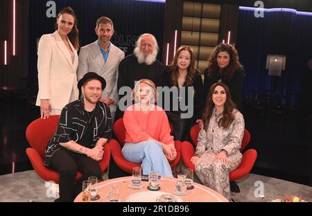 Köln, Deutschland. 12. Mai 2023. Die Gäste und Moderatoren der WDR-Talkshow "Kölner Treff": Esther Sedlaczek (l-r) Moderator Micky Beisenherz, Mönch Anselm Grün, Sänger Vicky Leandros, Schriftsteller Jasmin Schreiber, vor (l-r) Musiker Johannes Oerding, Moderator Susan Link und Unternehmer Williams. Kredit: Horst Galuschka/dpa/Alamy Live News Stockfoto