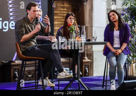 ZWOLLE - Laurens Dassen (Vorsitzender der Volt-Gruppe des Repräsentantenhauses) im Gespräch mit den Vertretern von Volt Eileen O'Sullivan (Stadtrat für Volt in Frankfurt), Anita Bastiaans (Stadtrat für Volt in Maastricht) und Maryse Wulf (Vorsitzende der Volt-Gruppe in Overijssel) während des Parteikongresses von Volt. ANP VINCENT JANNINK niederlande raus - belgien raus Stockfoto