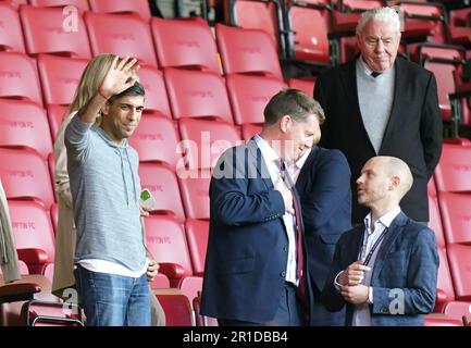 Premierminister Rishi Sunak (links) winkte während des Premier League-Spiels in St. Mary's Stadium, Southampton. Foto: Samstag, 13. Mai 2023. Stockfoto