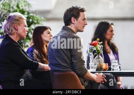 ZWOLLE - Laurens Dassen (Vorsitzender der Volt-Gruppe des Repräsentantenhauses) im Gespräch mit den Vertretern von Volt Eileen O'Sullivan (Stadtrat für Volt in Frankfurt), Anita Bastiaans (Stadtrat für Volt in Maastricht) und Maryse Wulf (Vorsitzende der Volt-Gruppe in Overijssel) während des Parteikongresses von Volt. ANP VINCENT JANNINK niederlande raus - belgien raus Stockfoto