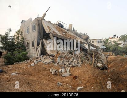 Gaza, Palästina. 12. Mai 2023. Blick auf das Palästinensergebäude, das von einem israelischen Luftangriff in Deir al-Balah im zentralen Gazastreifen getroffen wurde. (Kreditbild: © Yousef Masoud/SOPA Images via ZUMA Press Wire) NUR REDAKTIONELLE VERWENDUNG! Nicht für den kommerziellen GEBRAUCH! Stockfoto