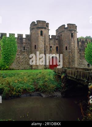 Sehen Sie SSW des Ende C19. und Anfang C20. rekonstruierten N-Tores der römischen Küstenfestung aus dem späten 3. Jahrhundert v. Chr. in Cardiff Castle, Wales, Großbritannien. Stockfoto