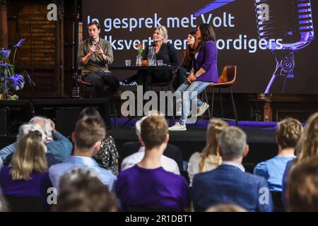 ZWOLLE - Laurens Dassen (Vorsitzender der Volt-Gruppe des Repräsentantenhauses) im Gespräch mit den Vertretern von Volt Eileen O'Sullivan (Stadtrat für Volt in Frankfurt), Anita Bastiaans (Stadtrat für Volt in Maastricht) und Maryse Wulf (Vorsitzende der Volt-Gruppe in Overijssel) während des Parteikongresses von Volt. ANP VINCENT JANNINK niederlande raus - belgien raus Stockfoto