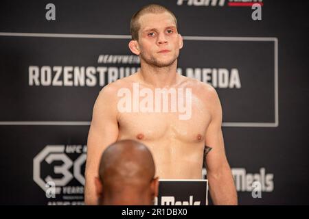 Charlotte, NC, USA. 12. Mai 2023. CHARLOTTE, NORTH CAROLINA - 12. Mai: Alex Morono wiegt mit 169,5lb vor seinem Kampf in der UFC Fight Night: Rozenstruik gegen Almeida am 12. Mai 2023 im Spectrum Center in Charlotte, North Carolina, USA. (Foto: Matt Davies/PxImages) Kredit: Px Images/Alamy Live News Stockfoto