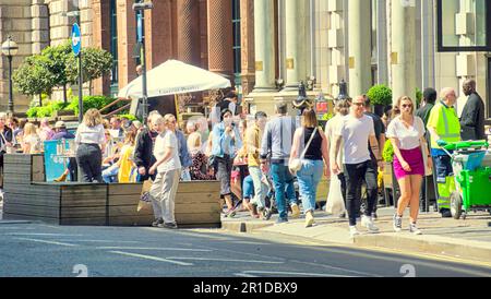 Glasgow, Schottland, Vereinigtes Königreich, 13. Mai 2023. Wetter in Großbritannien: Die Einheimischen gingen bei sonnigen und warmen Temperaturen im Stadtzentrum auf die Straßen, um das Stadtleben zu genießen. Credit Gerard Ferry/Alamy Live News Stockfoto