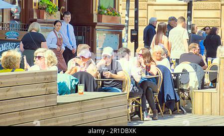 Glasgow, Schottland, Vereinigtes Königreich, 13. Mai 2023. Wetter in Großbritannien: Die Einheimischen gingen bei sonnigen und warmen Temperaturen im Stadtzentrum auf die Straßen, um das Stadtleben zu genießen. Credit Gerard Ferry/Alamy Live News Stockfoto