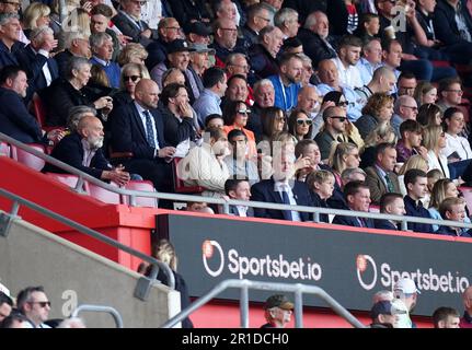 Premierminister Rishi Sunak (Mitte) auf den Tribünen während des Premier League-Spiels in St. Mary's Stadium, Southampton. Foto: Samstag, 13. Mai 2023. Stockfoto