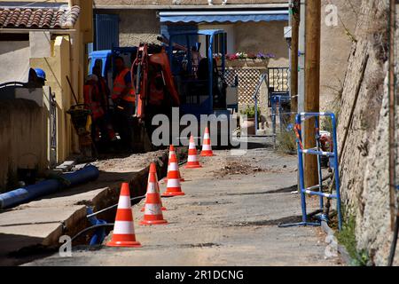 Marseille, Frankreich. 04. Mai 2023. In der Mitte der Straße wurde ein mit Verkehrskegeln markierter Graben gebaut, um die Rohre zu verlegen, die zur Erneuerung des Trinkwassernetzes erforderlich sind. Die Société Eau de Marseille Métropole, die im Namen der Aix Marseille Provence Métropole handelt, ersetzt 827 Meter Trinkwasserrohre im 16. Arrondissement von Marseille. Die Erneuerung dieses Trinkwassernetzes, die am 2. Januar 2023 begann, sollte bis zum 28. Juli 2023 abgeschlossen sein. (Foto: Gerard Bottino/SOPA images/Sipa USA) Guthaben: SIPA USA/Alamy Live News Stockfoto