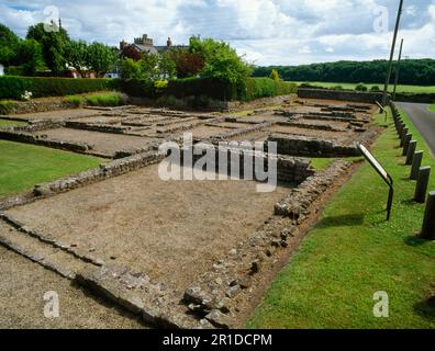 Sehen Sie S der ausgegrabenen Fundamente mehrerer Phasen (Ende C 1.-C 4. AD) römischer Gebäude auf der Pound Lane, Caerwent römische Stadt (Venta Silurum), Wales. Stockfoto