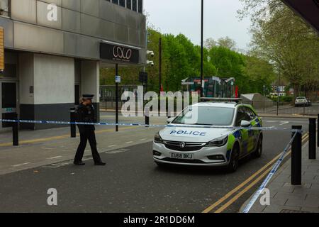 Southend-on-Sea, Essex, Großbritannien. Die Polizei von Essex führt nach einem Vorfall eine laufende Untersuchung im Stadtzentrum am Warrior Square, Southend, Essex fort, und heute Morgen ist noch ein Bereich abgesperrt, während Polizeibeamte weiterhin am Tatort präsent sind. In der Vergangenheit haben sich mehrere Einwohner über mehrere gewalttätige Zwischenfälle und Kämpfe in diesem Gebiet beschwert. Helen Cowles/Alamy Live News Stockfoto