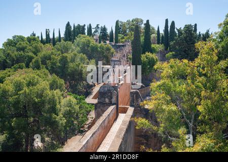 Coracha - Mauer zwischen der Festung Alcazaba und der Burg Gibralfaro - Malaga, Andalusien, Spanien Stockfoto