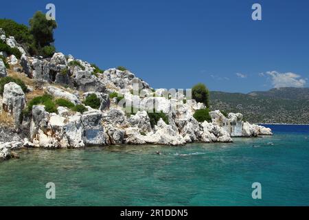 Kas, Antalya, Türkei. Juli 02,2012: Seascape von Kekova, eine antike lykische Region in Antalya, mit Blick auf Yachten, Segelboote und Menschen, die schwimmen Stockfoto