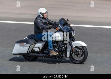 Harley Davidson White Screamin' Eagle 131 Crate Milwaukee-Eight Engine Motorrad; Fahrt auf der Autobahn M61, Großbritannien Stockfoto